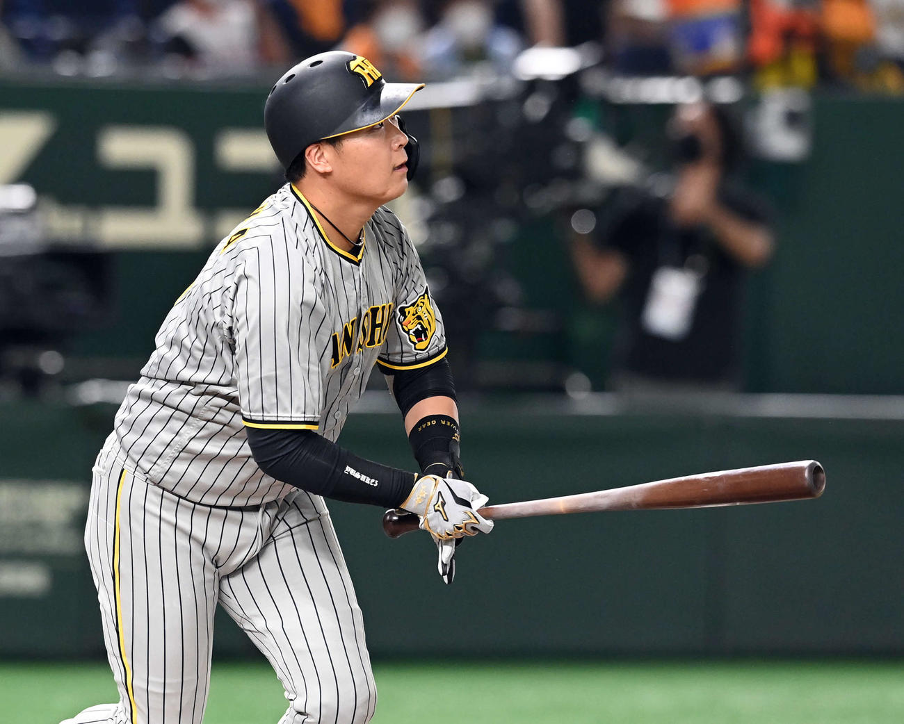 巨人対阪神　2回表阪神1死、右超えに先制のソロ本塁打を放つ大山（撮影・たえ見朱実）