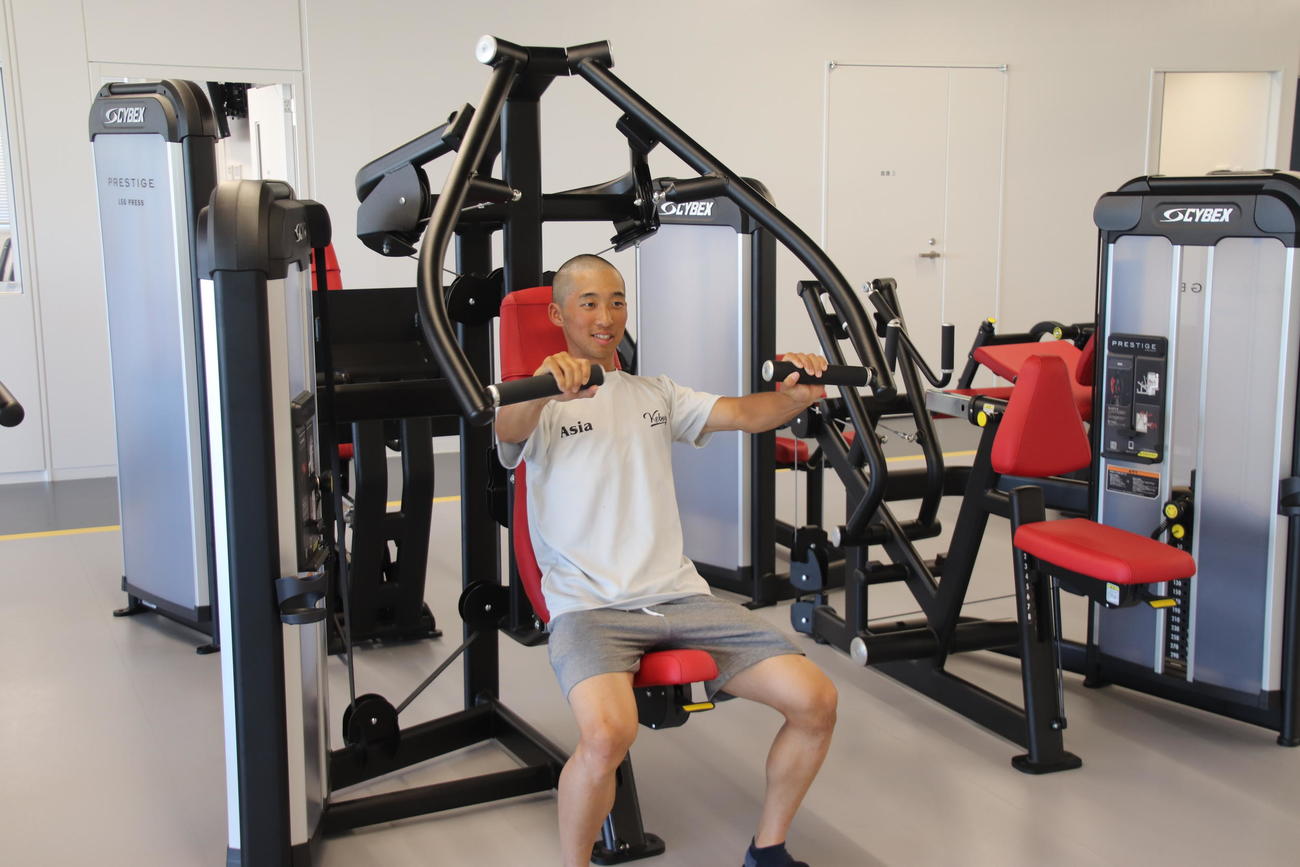 竣工式を行い公開された、亜大の新トレーニングセンター。オリンピック選手も使用する、という最新のトレーニングマシンでトレーニングを行う亜大・田中（撮影・保坂淑子）