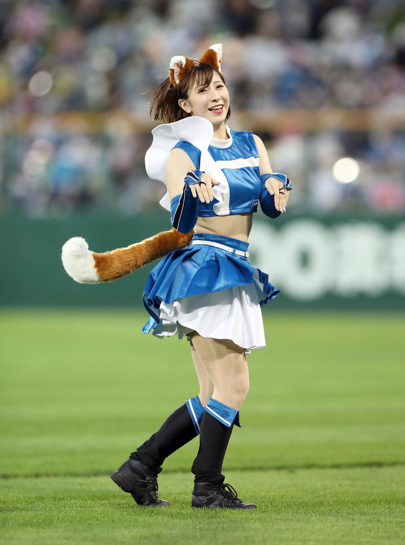 日本ハム対ソフトバンク　「きつねダンス」を踊るファイターズガール（撮影・佐藤翔太）