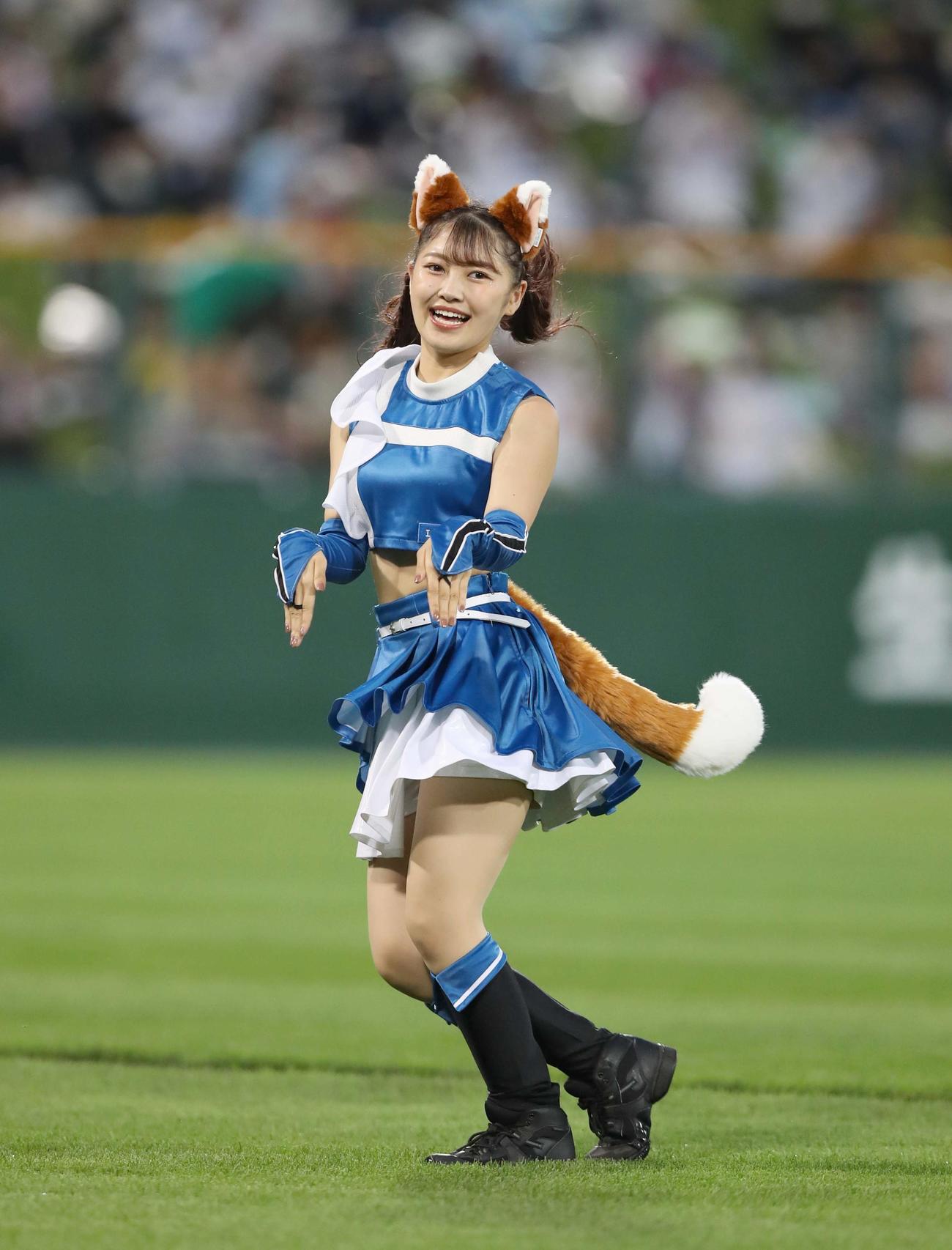 日本ハム対ソフトバンク　「きつねダンス」を踊るファイターズガール（撮影・黒川智章）