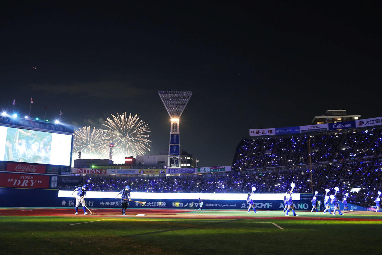 DeNA対広島　5回裏終了後、「BLUE BLUE DANCE」を披露するdianaの後方で打ちあがる「みなとみらいスマートフェスティバル」の花火（撮影・河田真司）