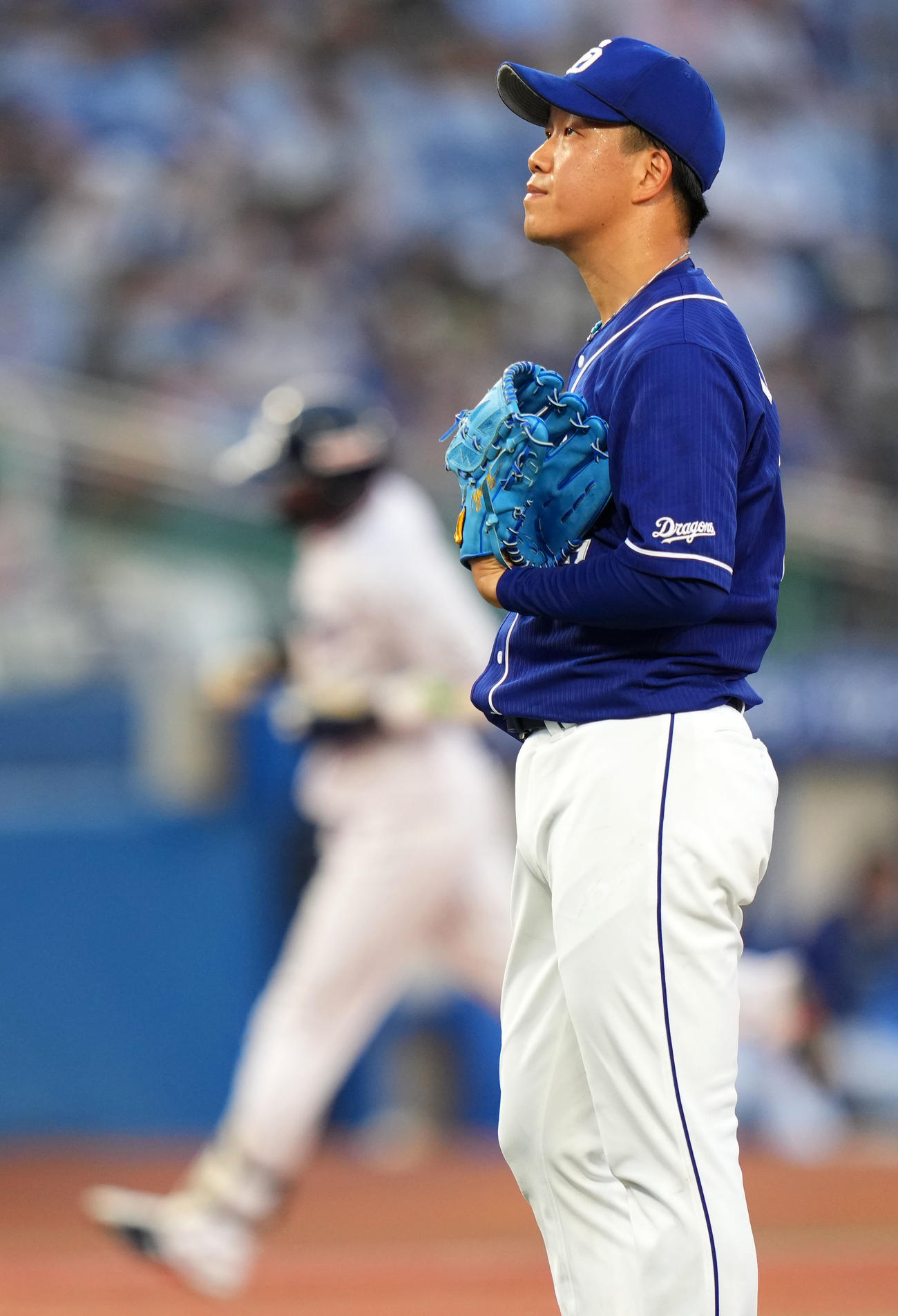 ヤクルト対中日　1回裏ヤクルト2死、山田に中越え本塁打を浴び肩を落とす柳（撮影・横山健太）