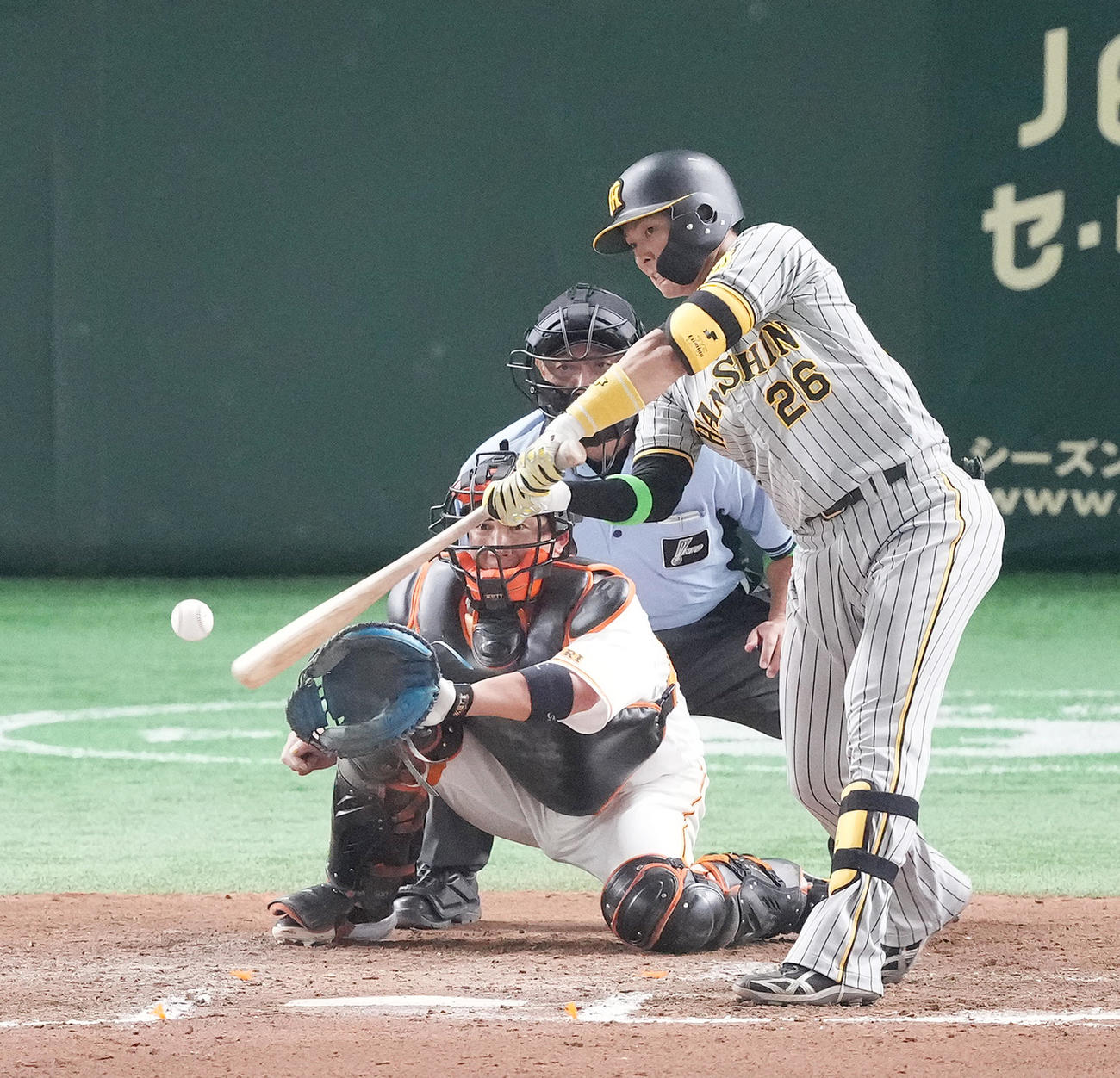 巨人対阪神　7回表阪神1死二、三塁、中犠飛を放つ北條（撮影・菅敏）