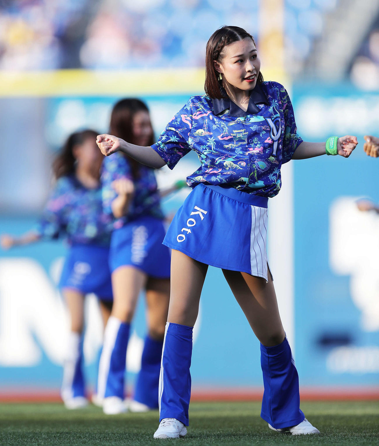 DeNA対広島　試合前、ダンスで盛り上げるdianaのチア（撮影・河田真司）
