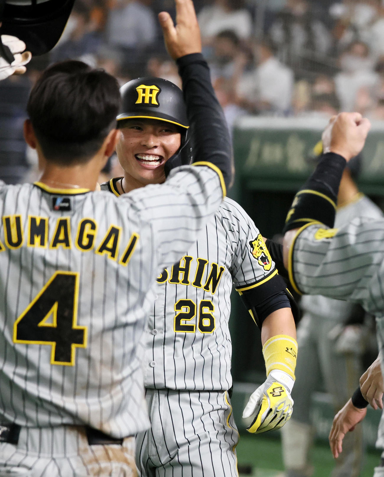 巨人対阪神　7回表阪神1死二、三塁、代打北條は勝ち越し中犠飛を放ち、ナインと笑顔でタッチをかわす（撮影・加藤哉）
