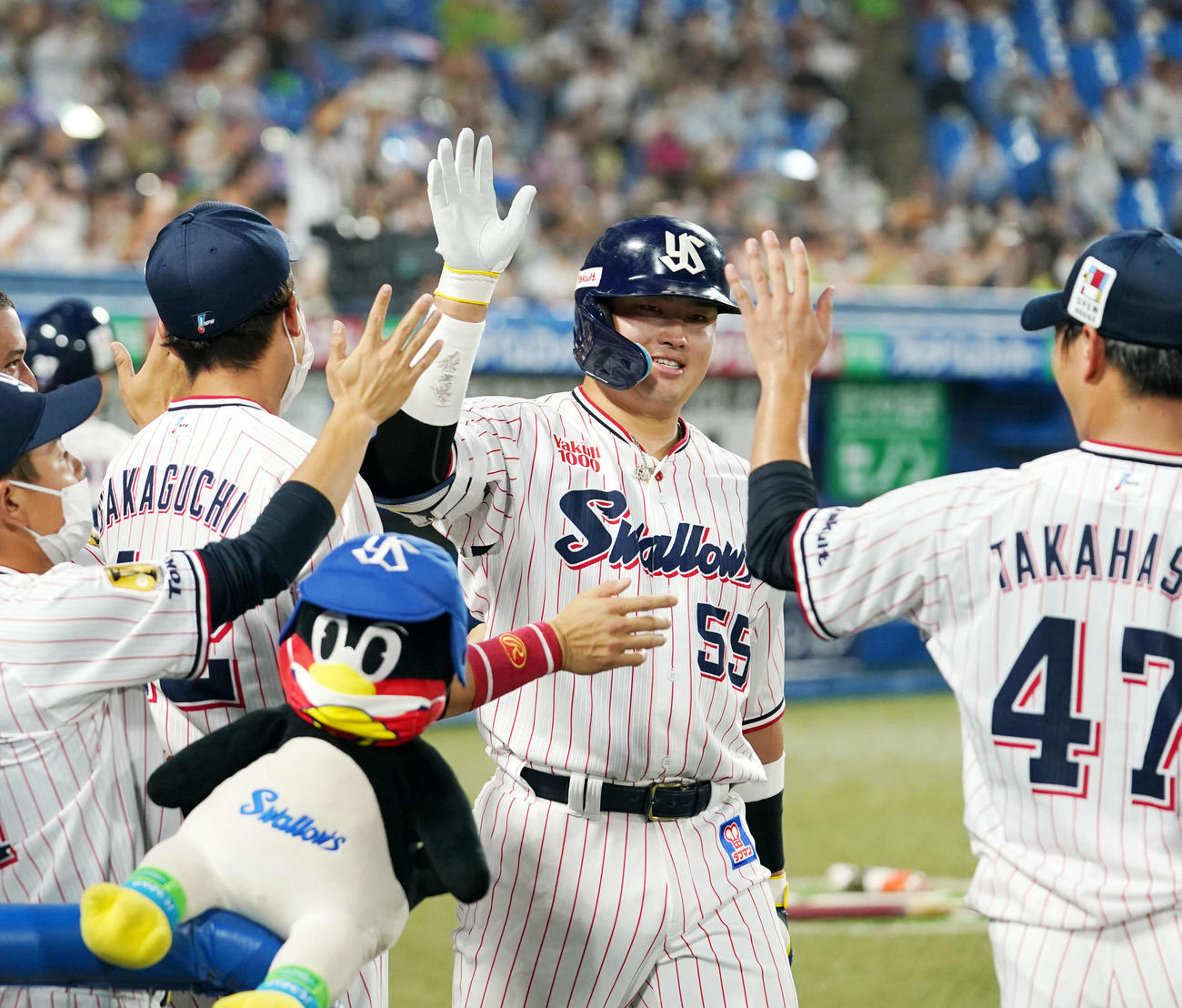 ヤクルト対中日　3回裏ヤクルト1死一塁、プロ野球新記録の5打席連続となる左中間への2点本塁打を放ち笑顔を見せる村上（撮影・横山健太）