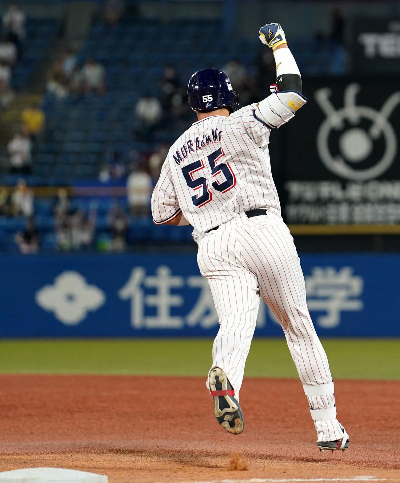 ヤクルト対中日　3回裏ヤクルト1死一塁、プロ野球新記録の5打席連発となる左中間への2点本塁打を放ち拳を突き上げる村上（撮影・横山健太）