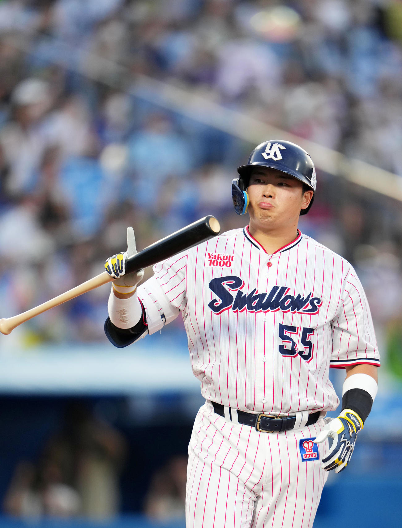 ヤクルト対中日　1回裏ヤクルト2死、4打席連続となる右越え本塁打を放ち、指を立てる村上（撮影・横山健太）
