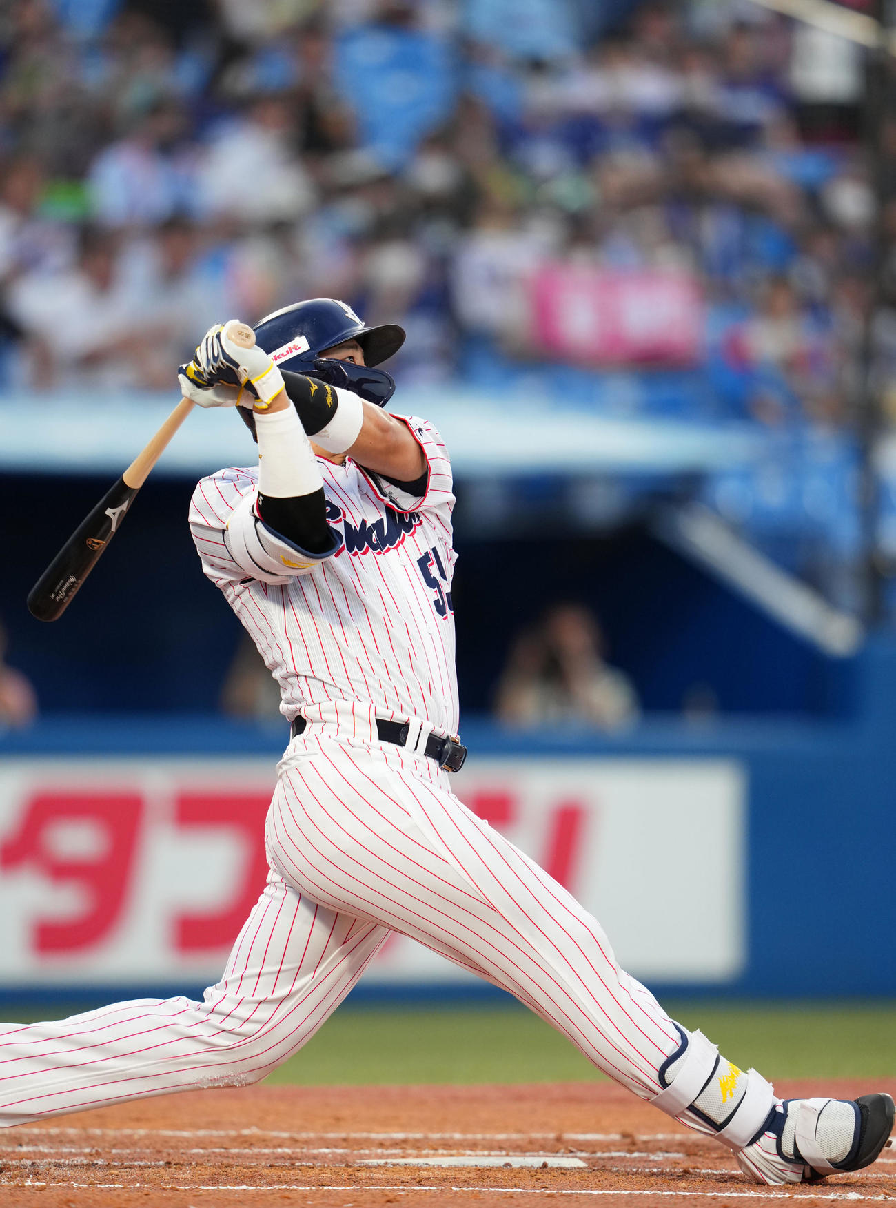 ヤクルト対中日　1回裏ヤクルト2死、4打席連続となる右越え本塁打を放つ村上（撮影・横山健太）