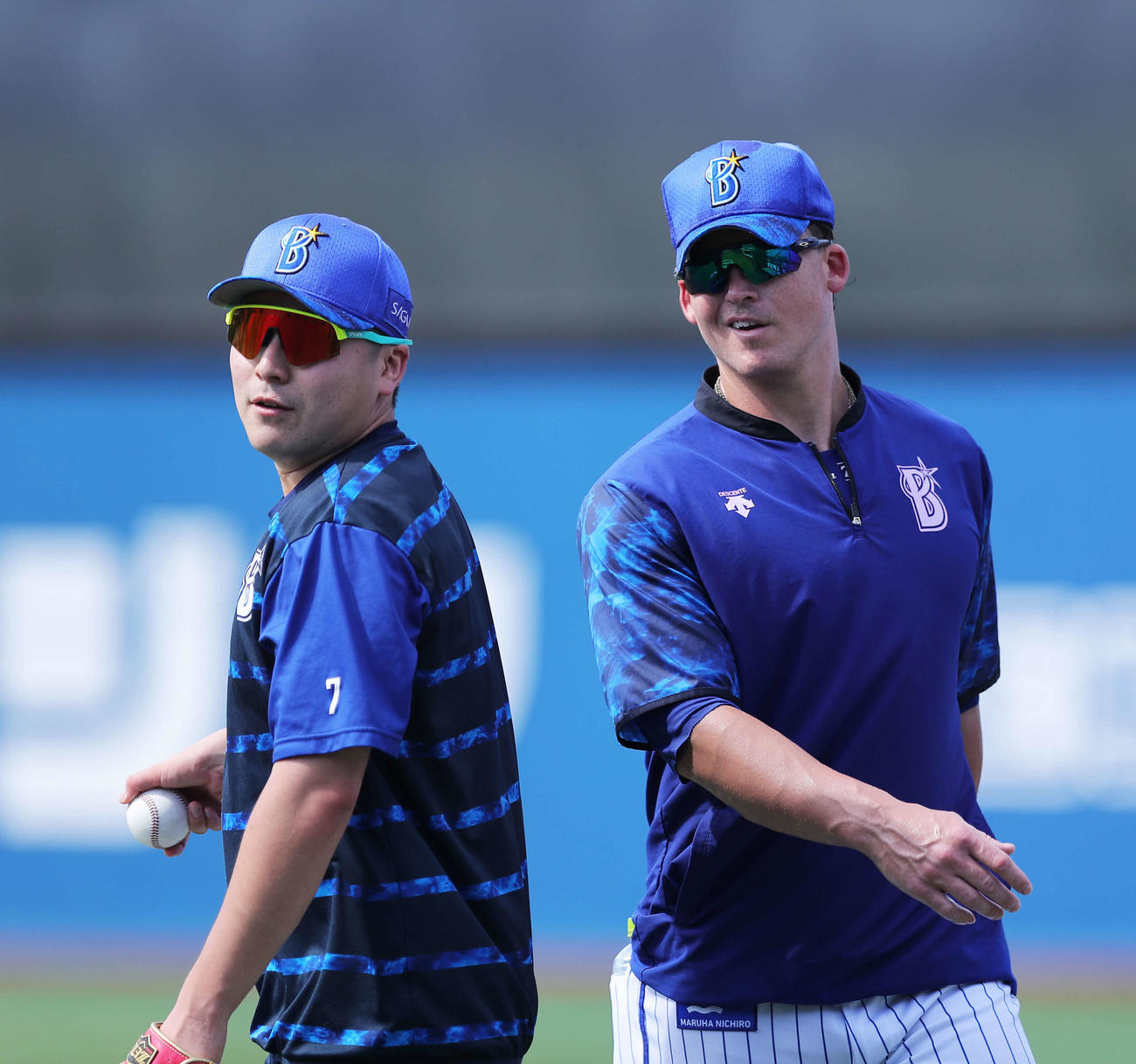 DeNA対広島　試合前、佐野（左）と言葉を交わすDeNAオースティン（撮影・河田真司）