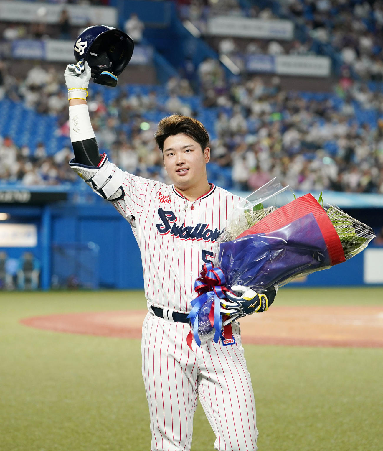 ヤクルト対中日　3回裏ヤクルト1死一塁、プロ野球新記録の5打席連発となる左中間への2点本塁打を放ち声援に応える村上（撮影・横山健太）