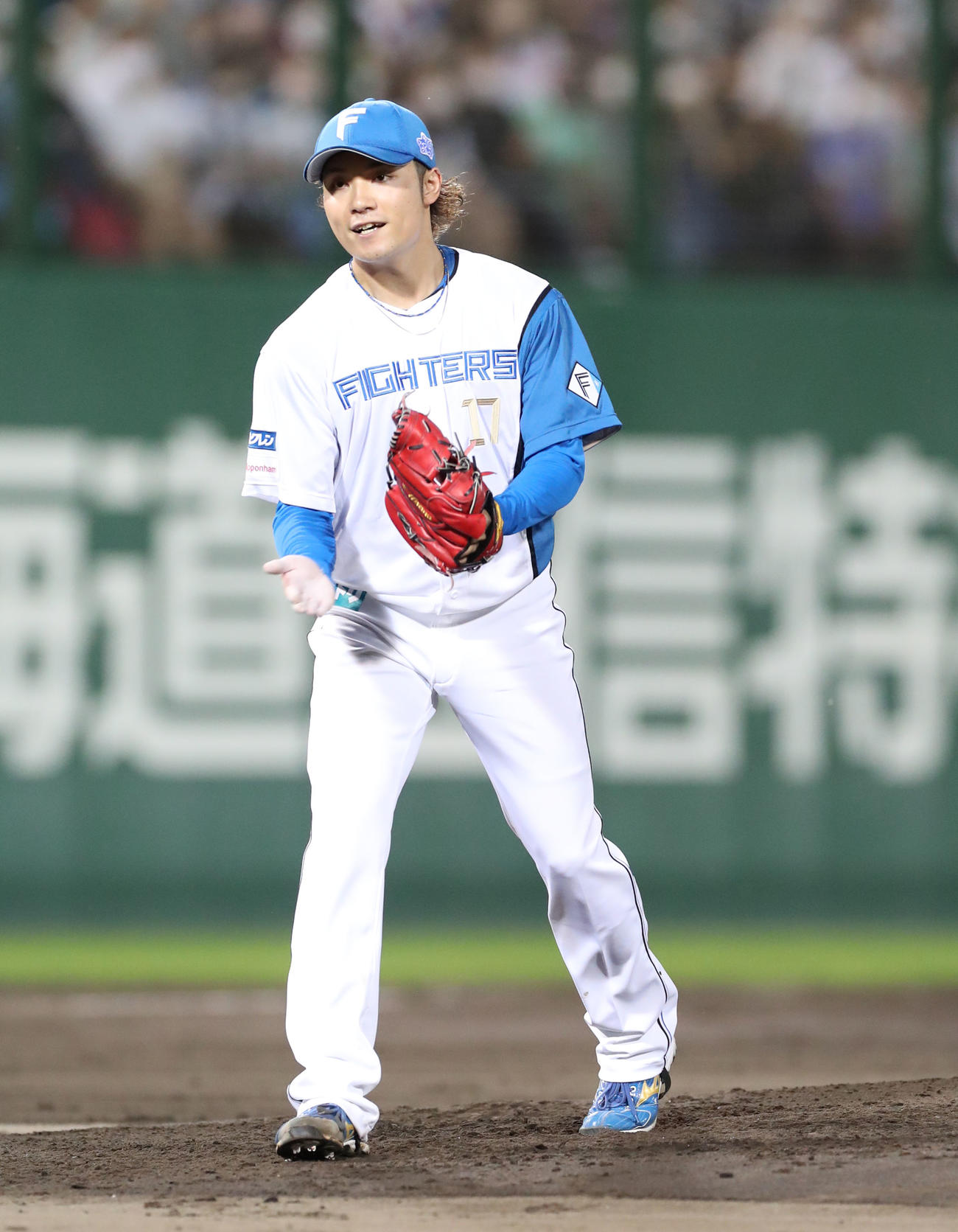 日本ハム対ソフトバンク　4回表ソフトバンク1死、甲斐を三振にとりグラブをたたく伊藤（撮影・佐藤翔太）