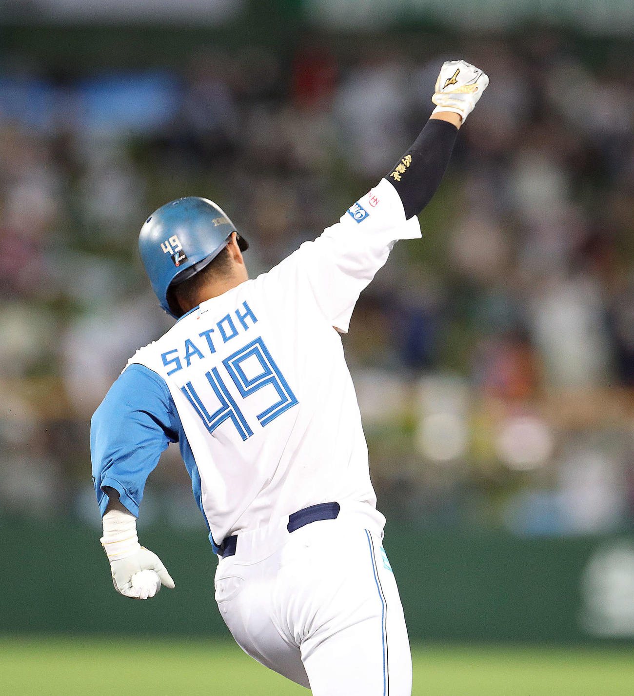 日本ハム対ソフトバンク　3回裏日本ハム無死、佐藤は勝ち越しとなる中越え本塁打を放ちガッツポーズをする（撮影・佐藤翔太）