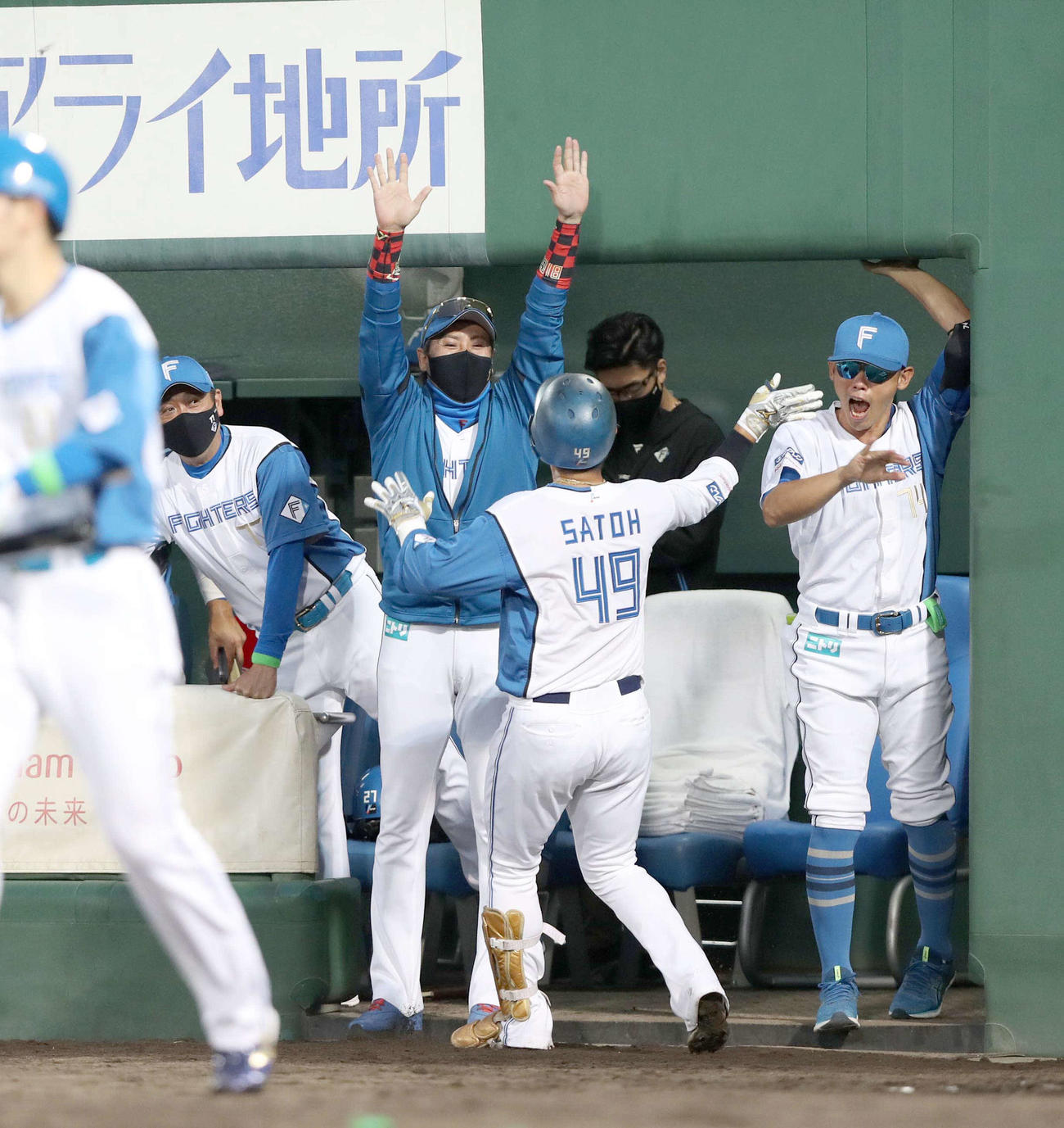 日本ハム対ソフトバンク　3回裏、本塁打を放った佐藤を出迎える新庄監督（撮影・黒川智章）