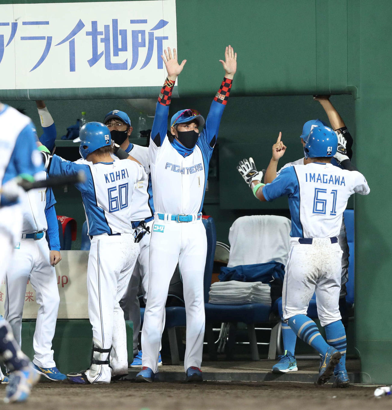 日本ハム対ソフトバンク　6回裏、2点本塁打を放った郡らを出迎える新庄監督（撮影・黒川智章）