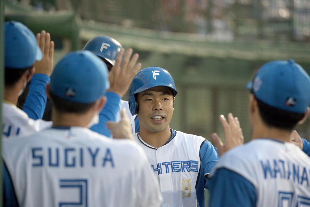 日本ハム対ソフトバンク　1回裏日本ハム1死一塁、近藤は先制となる右越え2点本塁打を放ちチームメートに出迎えられる（撮影・佐藤翔太）