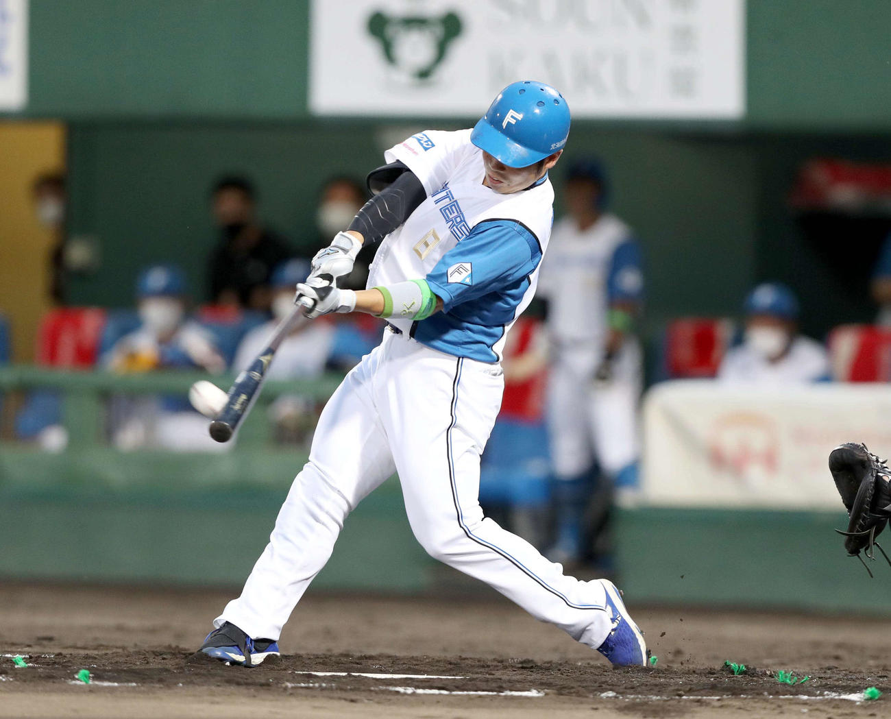 日本ハム対ソフトバンク　1回裏日本ハム1死一塁、右中間に2点本塁打を放つ近藤（撮影・黒川智章）