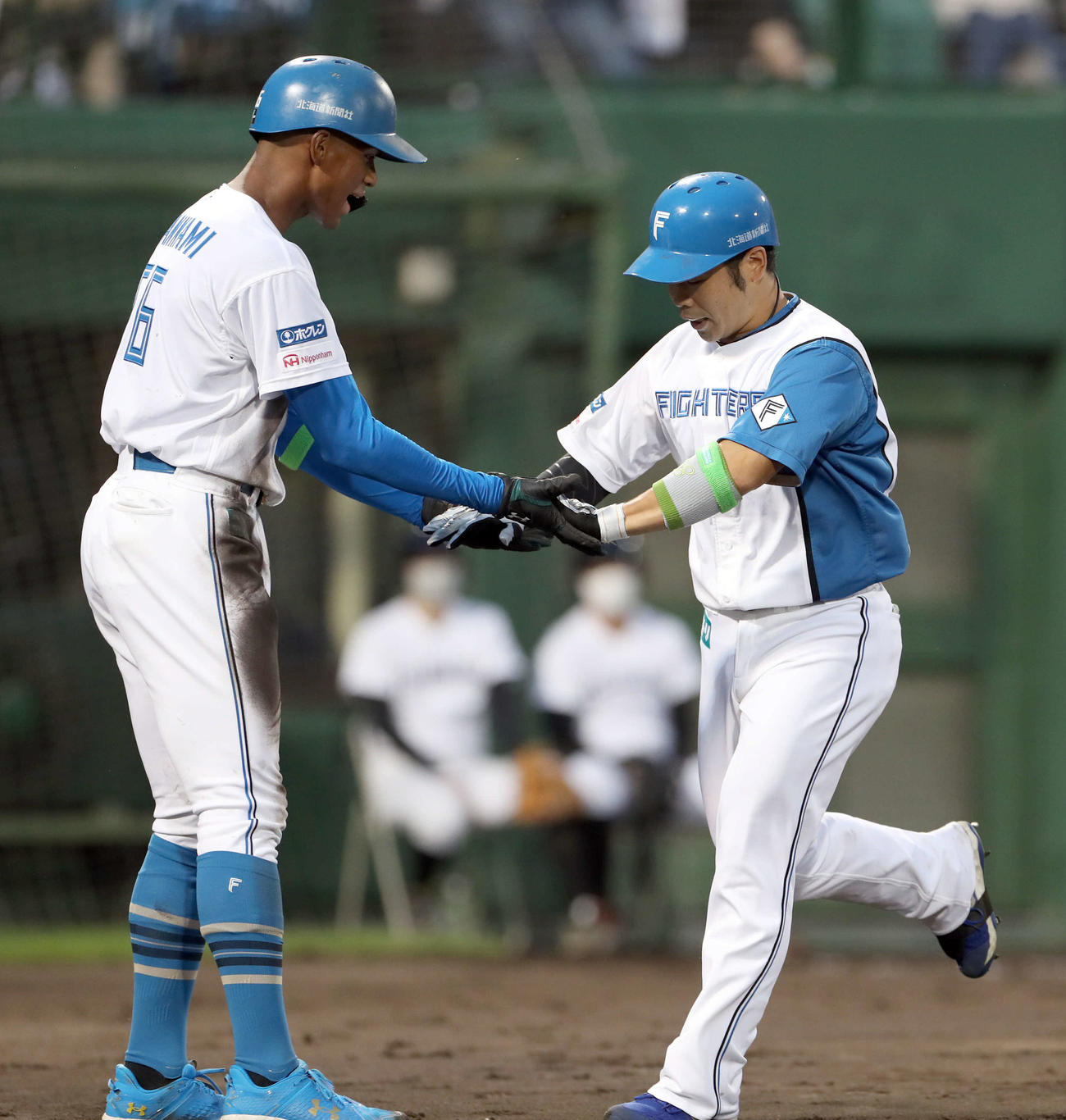 日本ハム対ソフトバンク　1回裏日本ハム1死一塁、先制となる右越え2点本塁打を放ち万波（左）とタッチを交わす近藤（撮影・佐藤翔太）