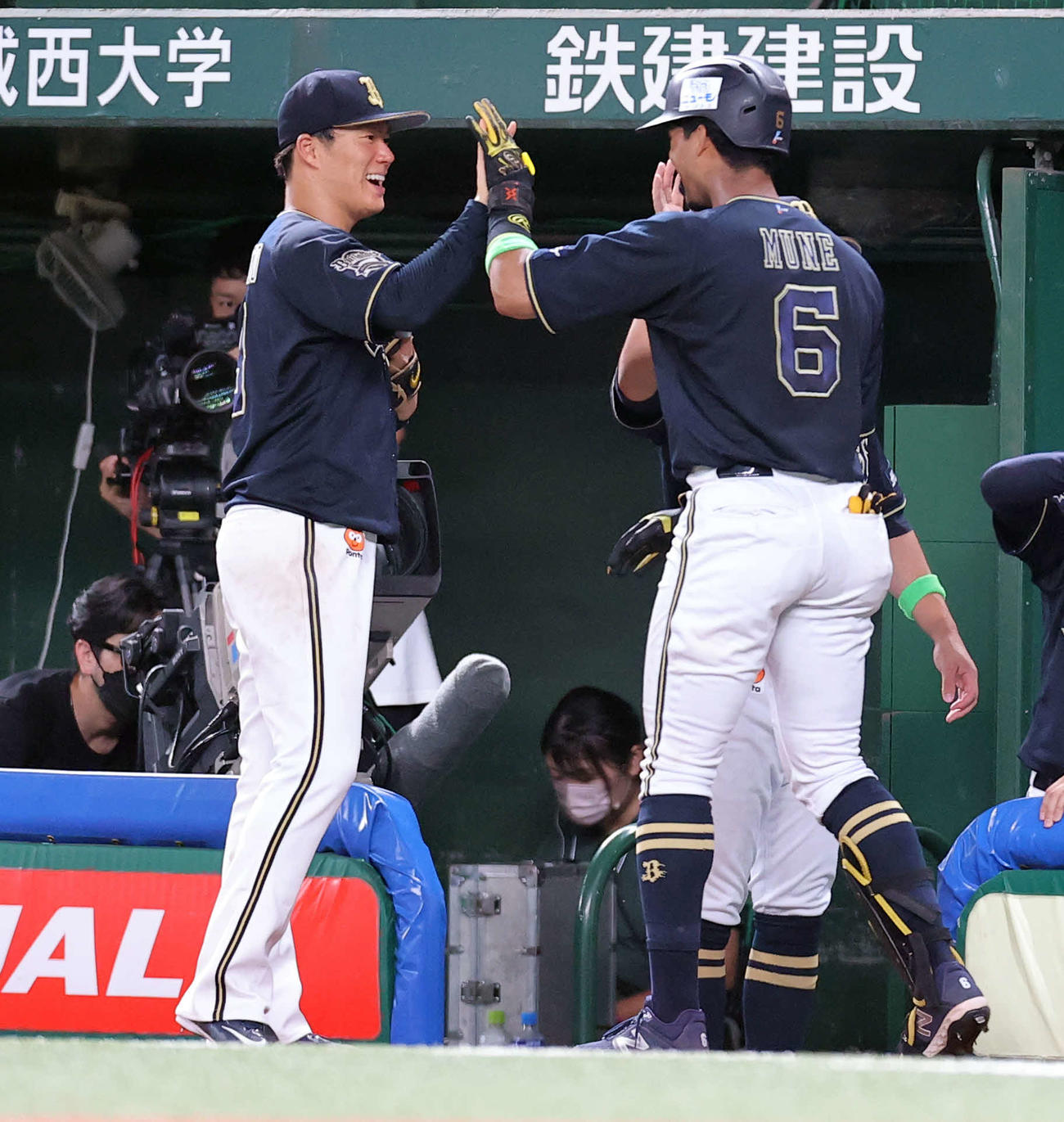西武対オリックス　4回表オリックス2死一塁、2点本塁打の宗（右）を笑顔で迎える山本（撮影・浅見桂子）