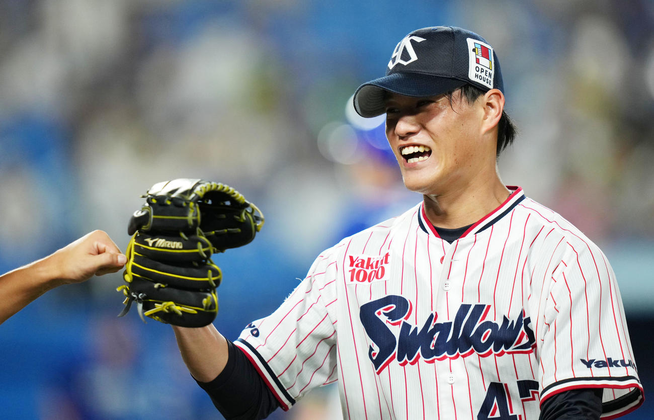 ヤクルト対中日　7回表を無失点に抑え笑顔を見せる高橋（撮影・横山健太）