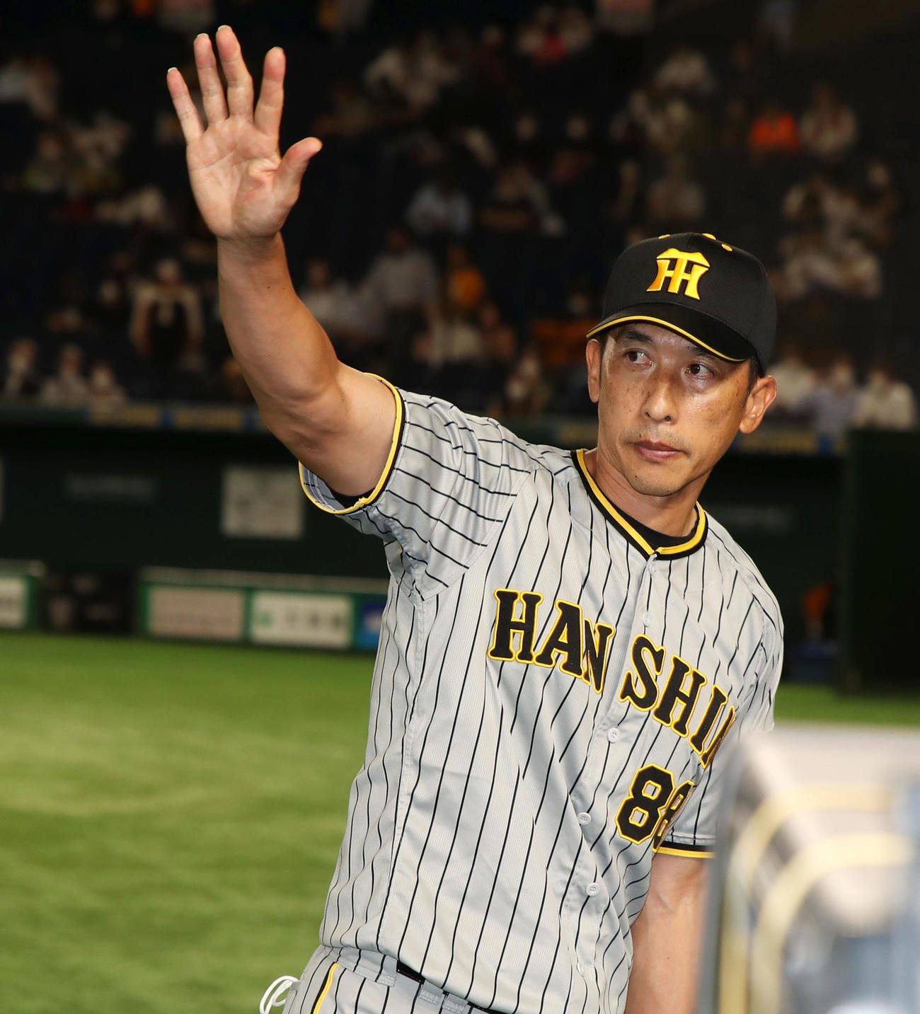 巨人対阪神　巨人に勝利しスタンドに手を振る矢野監督（撮影・加藤哉）