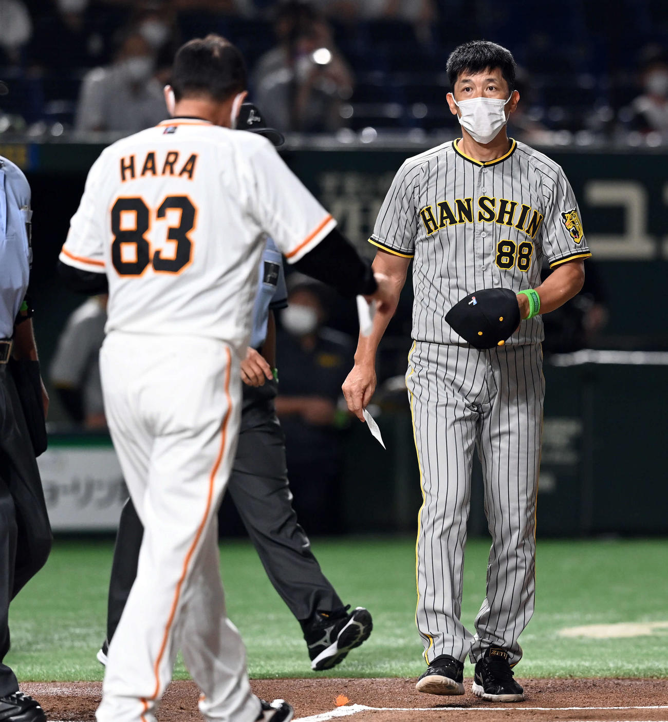 巨人対阪神　メンバー表の最終確認をする阪神矢野監督（撮影・たえ見朱実）