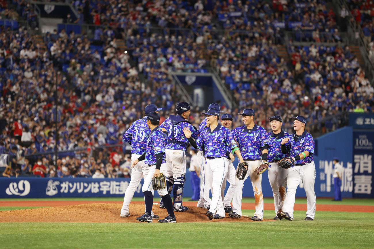 DeNA対広島　広島に勝利し、ハイタッチを交わすDeNAナイン（撮影・河田真司）