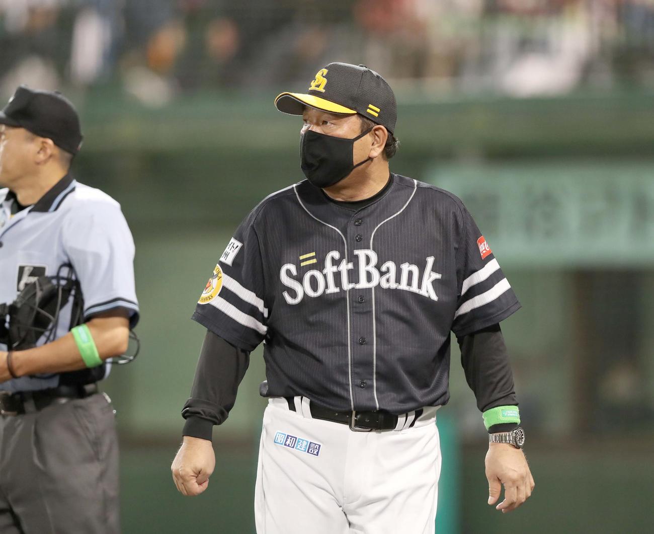 日本ハム対ソフトバンク　投手交代を告げる藤本監督（撮影・黒川智章）