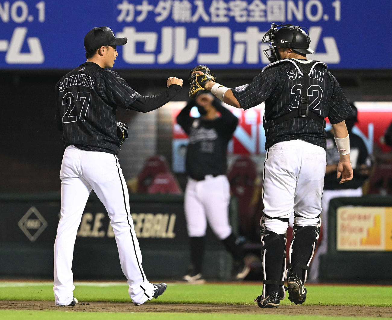 楽天対ロッテ　7回裏を投げ終えたロッテ坂本（左）は捕手佐藤都とタッチを交わす（撮影・滝沢徹郎）