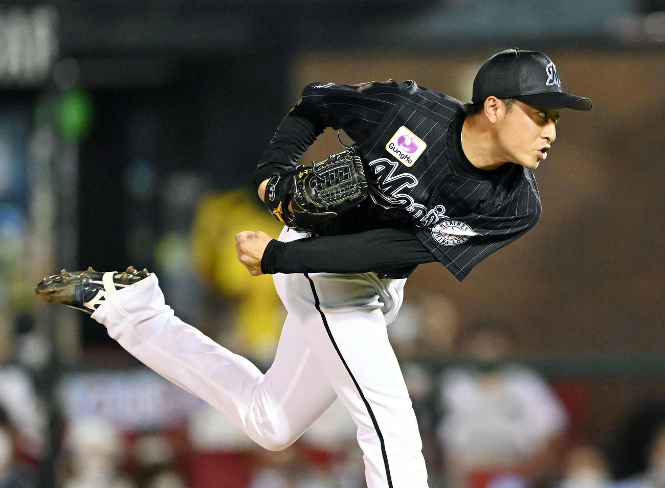 楽天対ロッテ　ロッテ2番手で投球する坂本（撮影・滝沢徹郎）