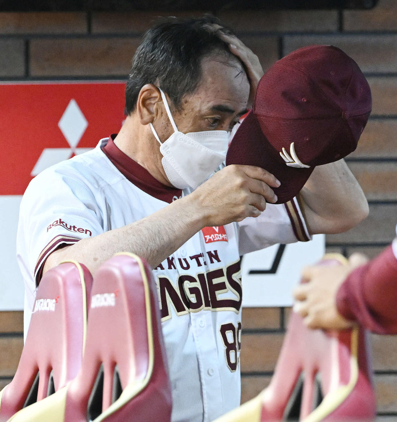 楽天対ロッテ　試合に敗れベンチ裏へ引き揚げる楽天真喜志監督代行（撮影・滝沢徹郎）