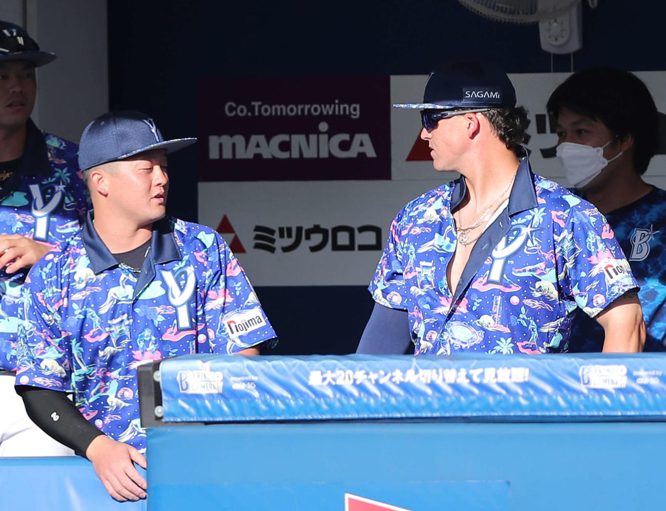 DeNA対広島　試合前、襟付きユニホームを着用し、ベンチで言葉を交わすDeNA牧（左）とオースティン（撮影・河田真司）