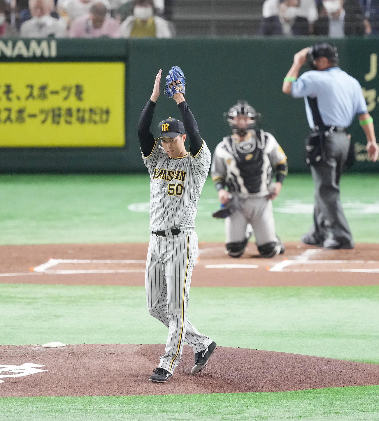 巨人対阪神　1回裏巨人無死、吉川を中飛に打ち取り、ナインに向かって手をたたく青柳（撮影・菅敏）