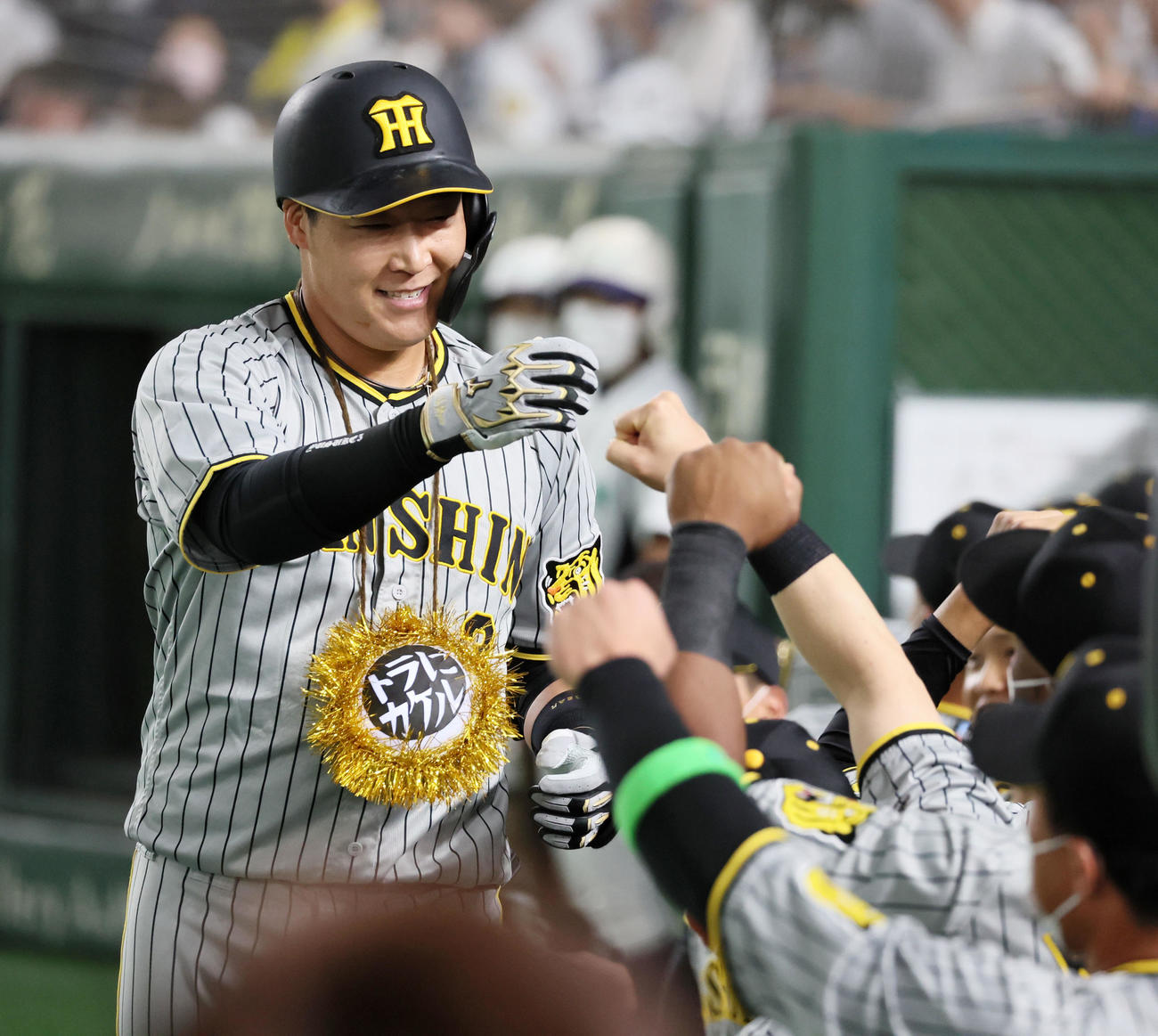 巨人対阪神　2回表阪神1死、大山は先制右越えソロ本塁打を放ちベンチのナインとタッチ（撮影・加藤哉）
