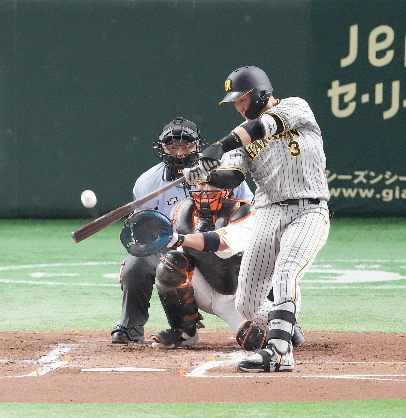 巨人対阪神　2回表阪神1死、右越えに先制のソロ本塁打を放つ大山（撮影・菅敏）