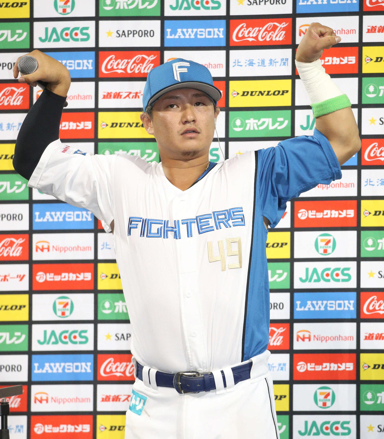 日本ハム対ソフトバンク　ヒーローインタビューでポーズを決める佐藤（撮影・佐藤翔太）
