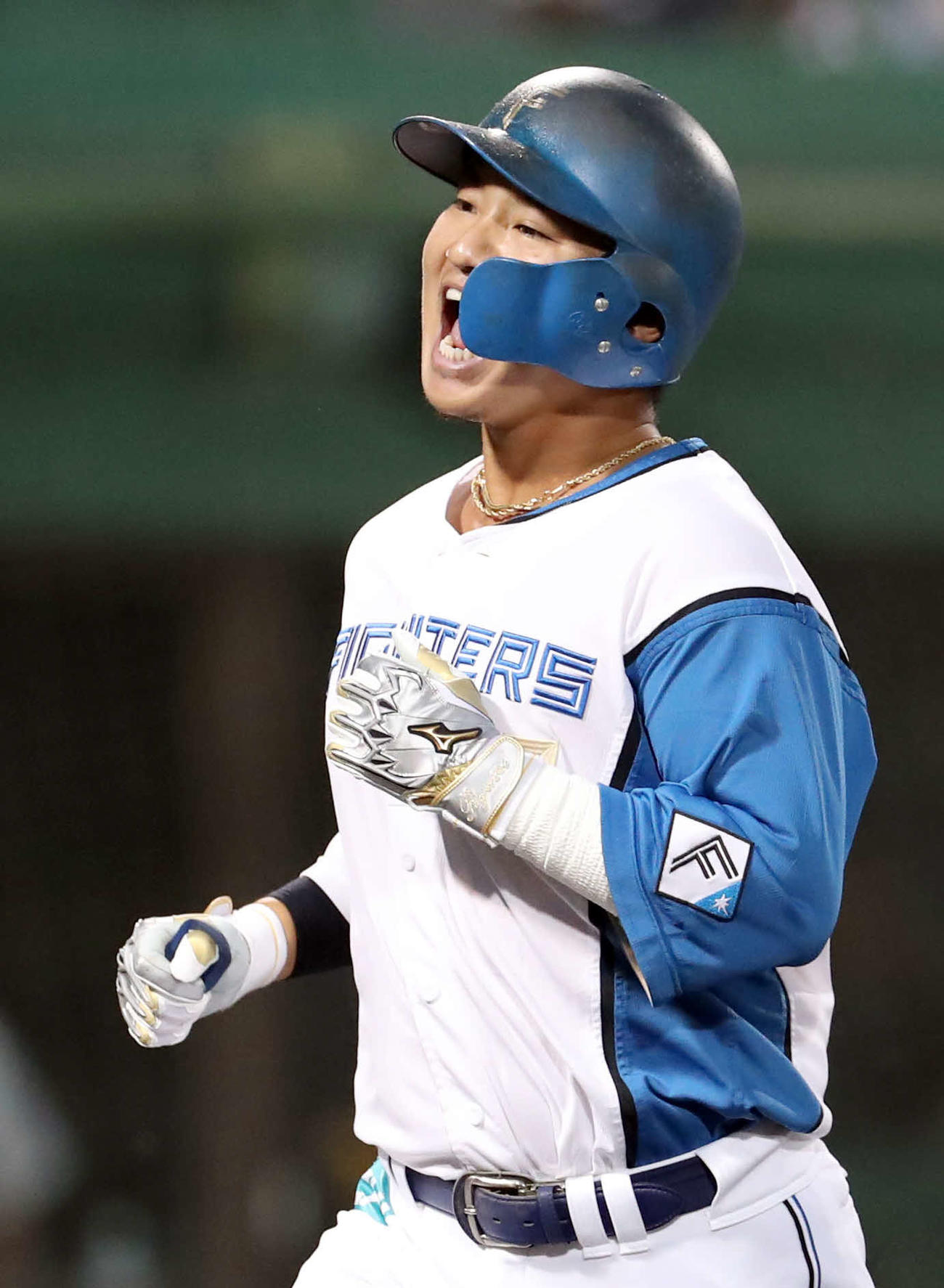 日本ハム対ソフトバンク　3回裏日本ハム無死、佐藤は勝ち越しとなる中越え本塁打を放ちほえながら生還する（撮影・佐藤翔太）