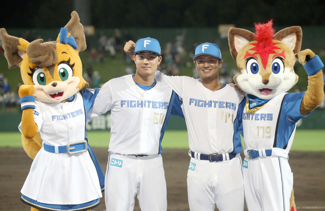 日本ハム対ソフトバンク　ヒーローインタビューを終え笑顔で記念撮影に応じる郡（左）と佐藤（撮影・佐藤翔太）