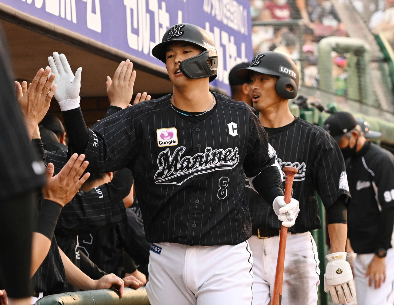楽天対ロッテ　1回表ロッテ1死二塁、左越え2点本塁打を放った中村奨（手前）はナインとタッチを交わす（撮影・滝沢徹郎）