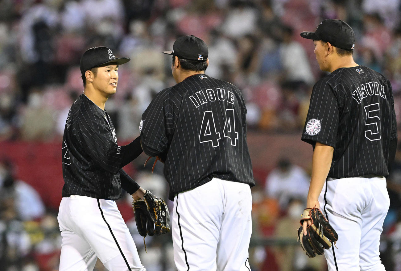 楽天対ロッテ　試合に勝利しナインとタッチを交わすロッテ中村奨（左）（撮影・滝沢徹郎）