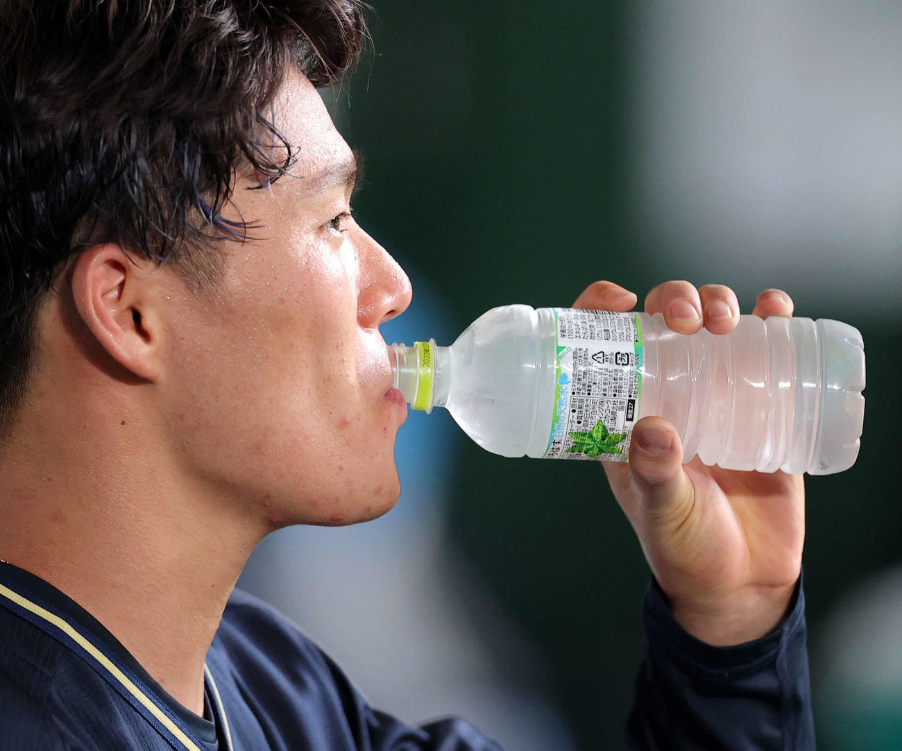 西武対オリックス　6回裏西武の攻撃を抑えた山本は汗だくで水を飲む（撮影・浅見桂子）