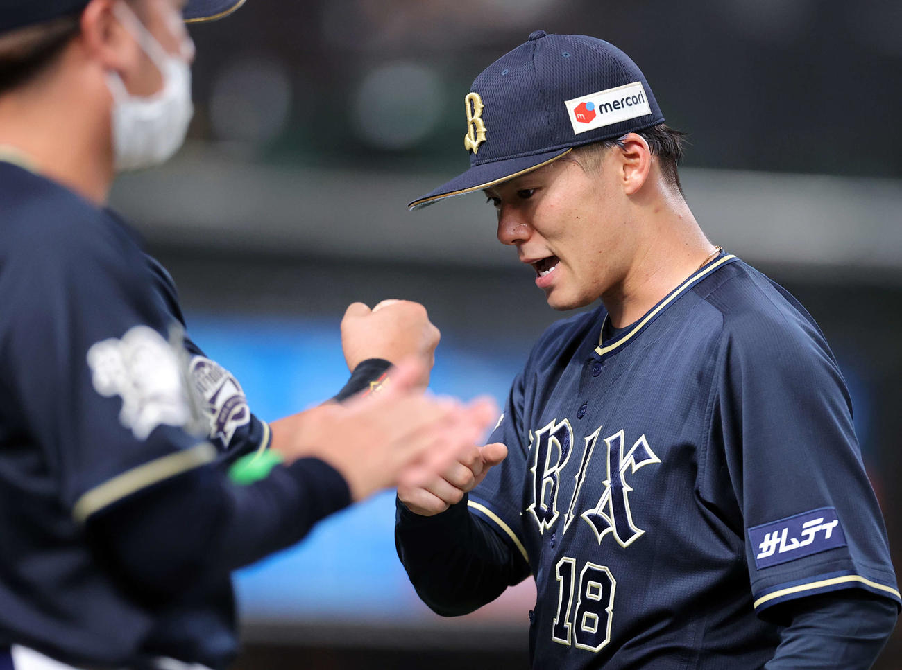 西武対オリックス　6回裏西武2死二塁、源田を左飛に仕留め、ナインとグータッチする山本（撮影・浅見桂子）
