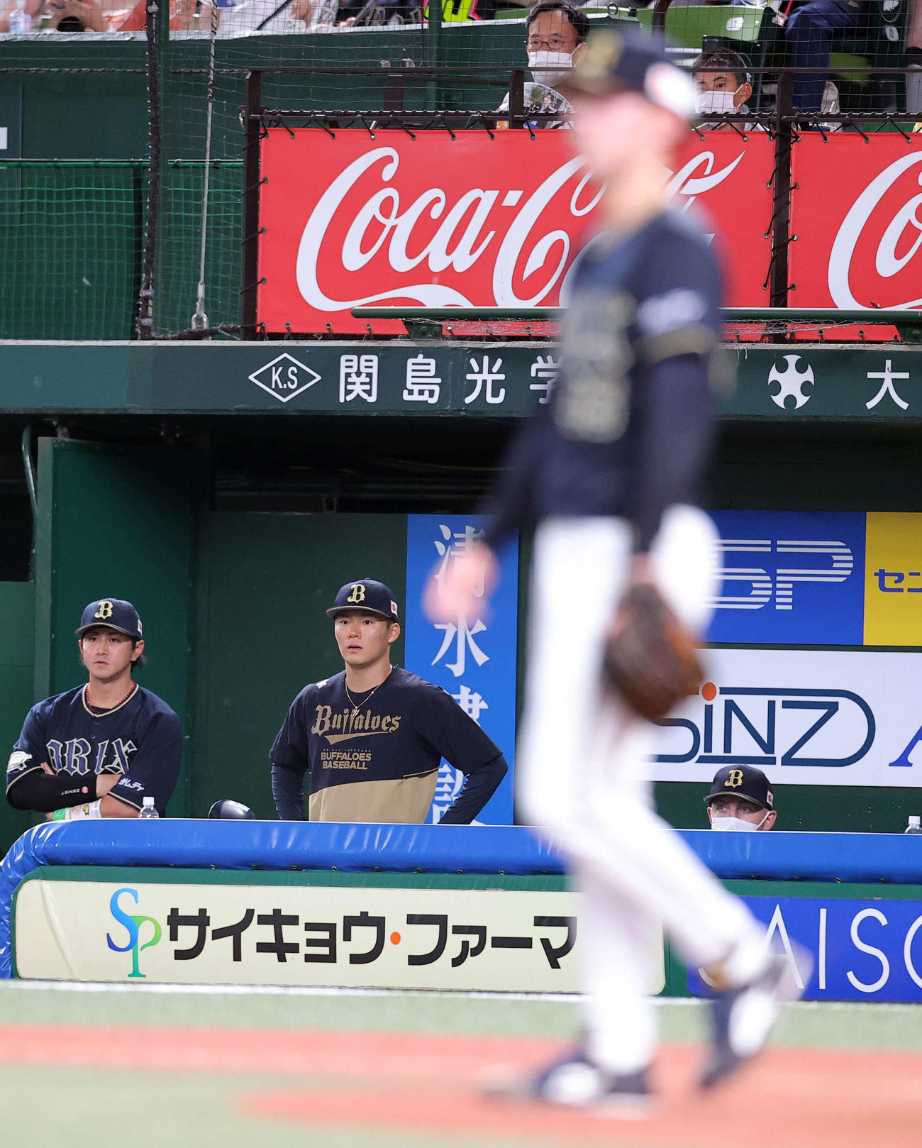 西武対オリックス　8回裏西武1死一、三塁、森の打球を味方野選で2死二、三塁のピンチとした本田（手前）の奥でぼう然とする山本（左から2人目）（撮影・浅見桂子）