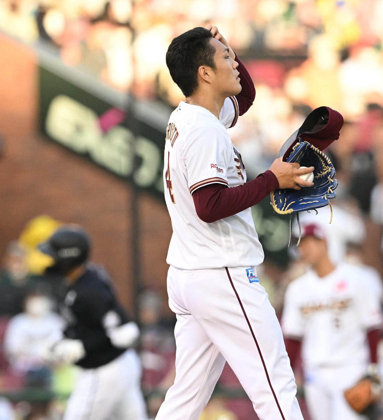 楽天対ロッテ　1回表ロッテ1死二塁、中村奨に先制2点本塁打を浴びる則本（撮影・滝沢徹郎）