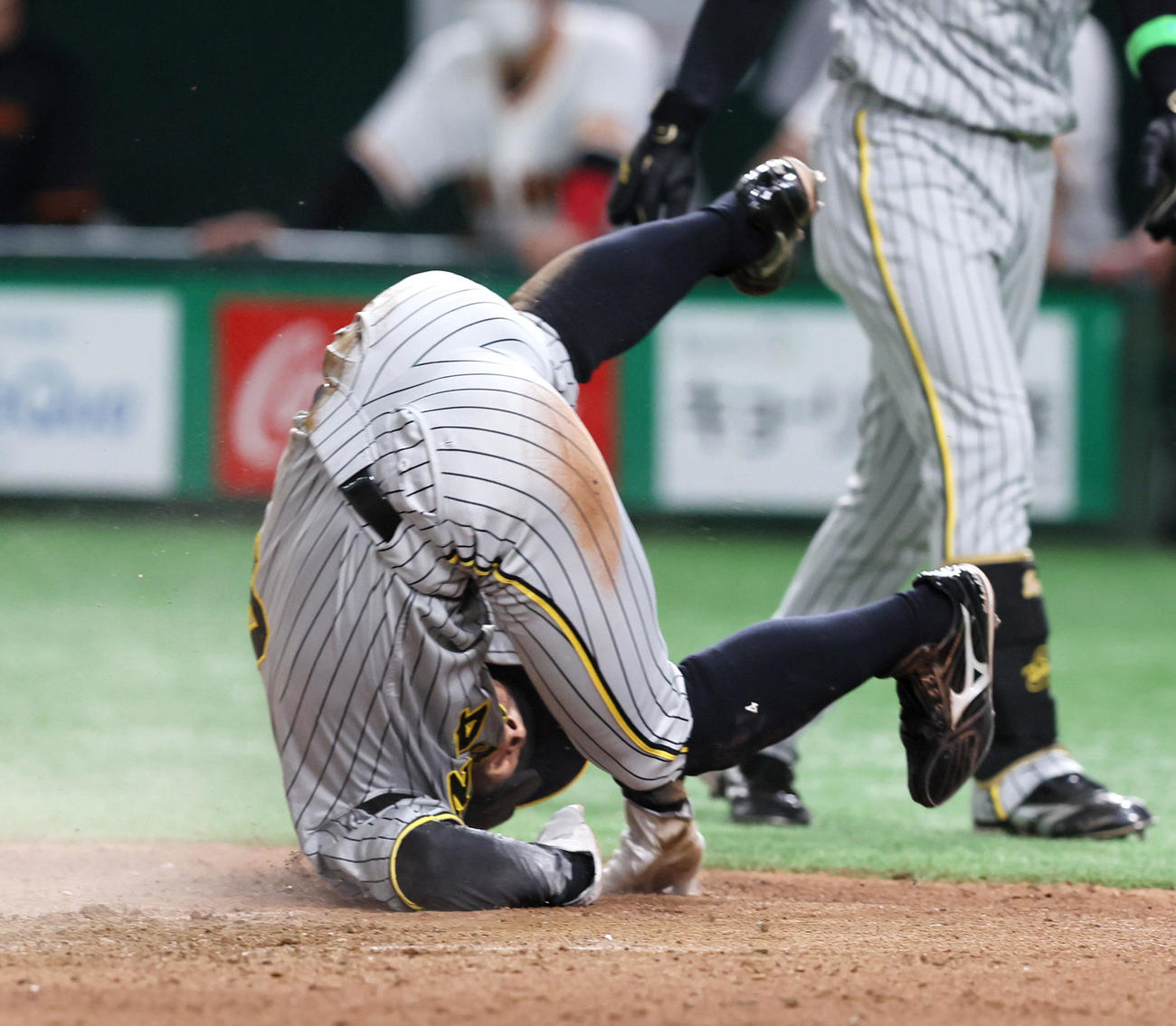 巨人対阪神　7回表阪神1死二、三塁、代走熊谷は代打北條の勝ち越し中犠飛で生還する（撮影・加藤哉）