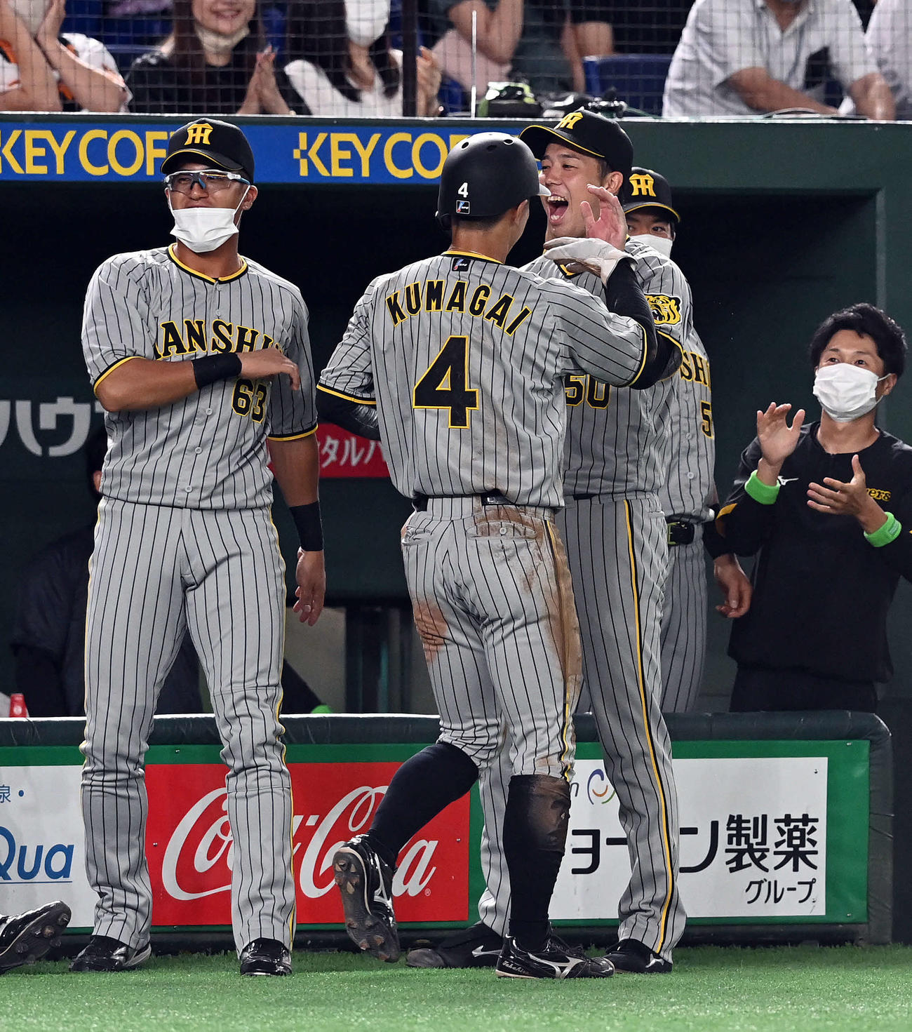 巨人対阪神　7回表阪神1死二、三塁、代打北條の中飛で生還した代走熊谷を迎える青柳（撮影・たえ見朱実）