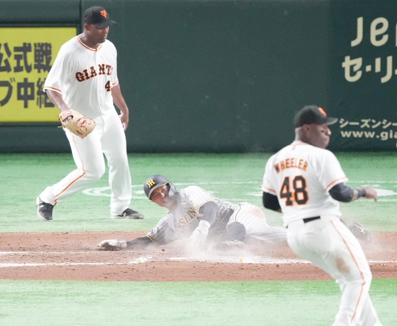 巨人対阪神　7回表阪神1死二、三塁、北條の中犠飛で三塁から生還する熊谷。左はメルセデス（撮影・菅敏）