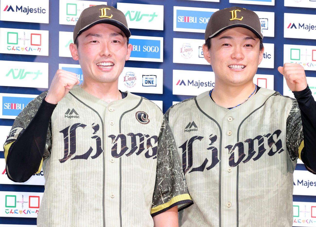 西武対オリックス　ヒーローインタビューで笑顔でガッツポーズする源田（左）と佐々木（撮影・浅見桂子）