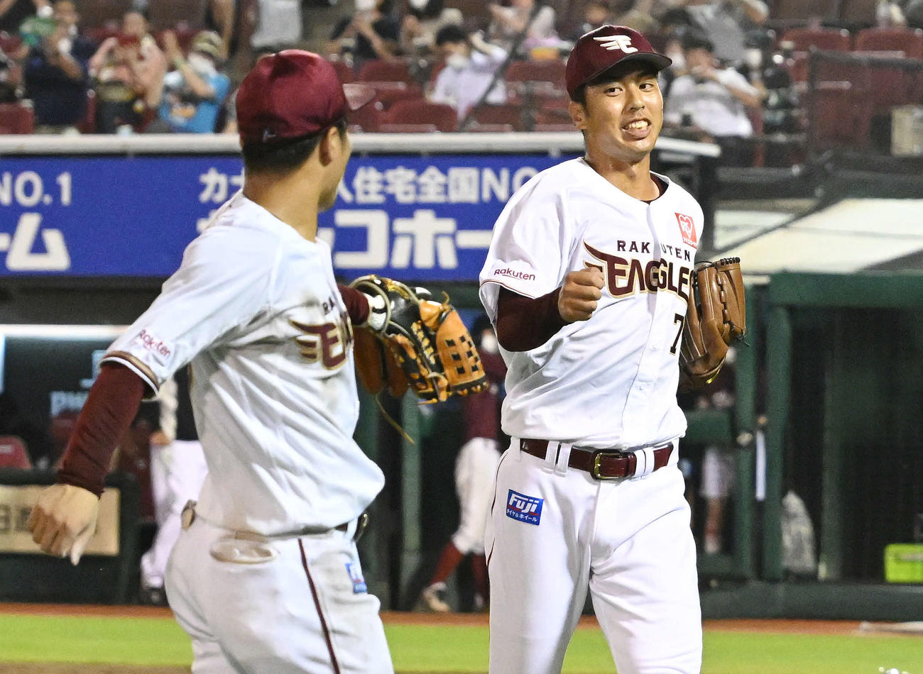 楽天対ロッテ　9回表を投げ終えた楽天5番手の宮森（右）は茂木とタッチを交わす（撮影・滝沢徹郎）
