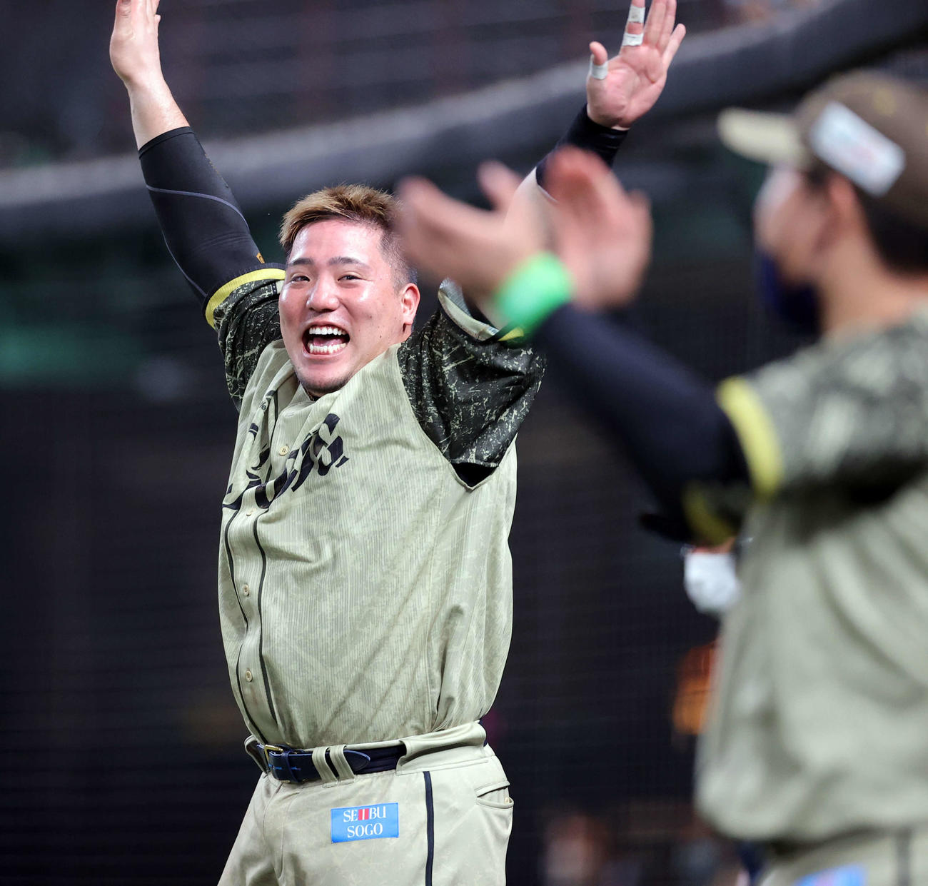 西武対オリックス　8回裏西武2死満塁、呉念庭が三塁適時内野安打を放ち、ベンチからバンザイで飛び出す山川ら（撮影・浅見桂子）